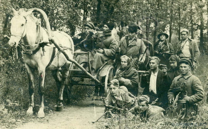 foto_2-_partizany__vooruzhennye_v_tom_chisle_bramitami__kollektsiya_natali_filippovoy_-ebb6e9b329b8cdfb3f5d091173945613 (700x435, 158Kb)