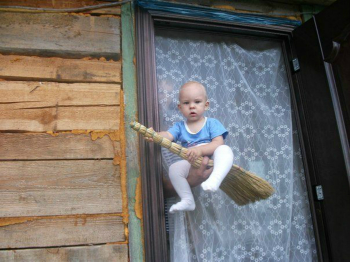 ребенок на метле (700x525, 373Kb)