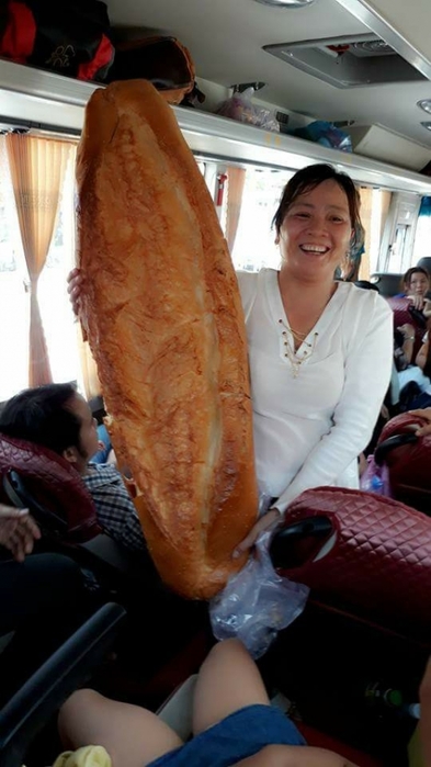 Пекарь печет гигантские батоны хлеба