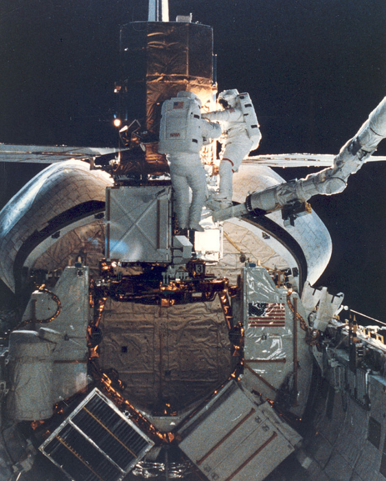 0000HoftenSMMS_repair_by_STS-41C_Astronauts (562x700, 532Kb)