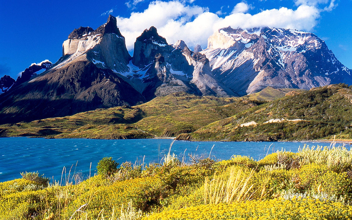1200px-Cuernos_del_Paine_from_Lake_Pehoé (700x437, 575Kb)