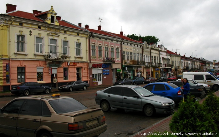 На північному боці колишньої площі  инок збереглося багато кам'яниць (700x439, 225Kb)