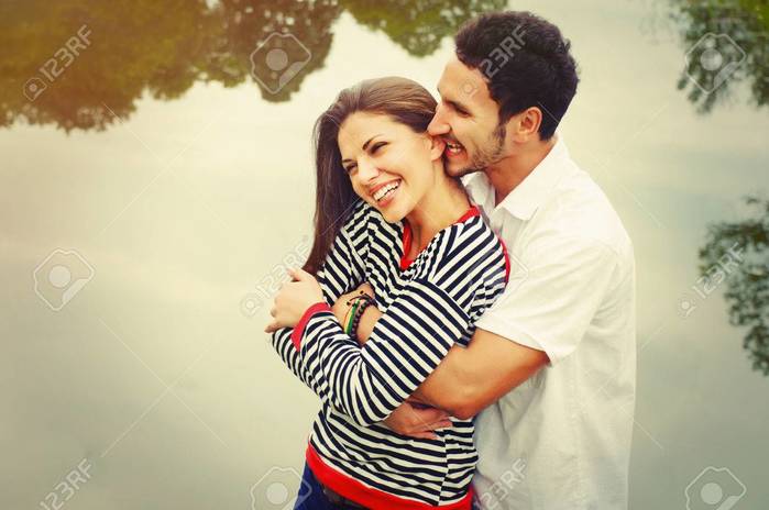 7096050_32756320happyromanticwidesmilecoupleinloveatthelakeoutdooronvacationbeautyofnatureharmonyco (700x464, 39Kb)