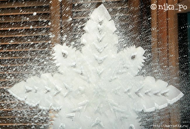 Мастер-класс по созданию снежинок на зеркале с помощью зубной пасты (1) (650x441, 278Kb)