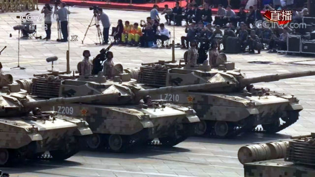 tanki-tip-15-na-parade-1-oktyabrya-2019-goda-mashiny-imeyut-pustynnuyu-okrasku-i-nesut-ttvu6zow-1612335541.t (640x360, 130Kb)