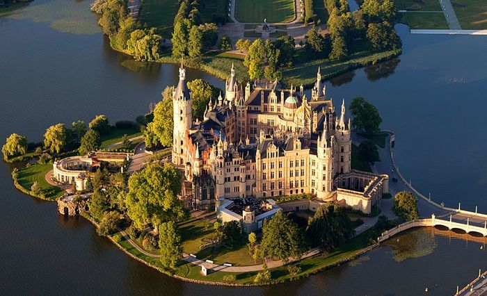 Schwerin_Castle_Aerial_View_Island_Luftbild_Schweriner_Schloss_Insel_See_(cropped) (900x626, 78Kb)