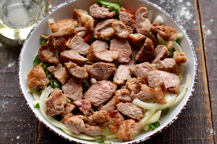 вкусный мясвой салат с маринованным луком 7 (700x466, 405Kb)