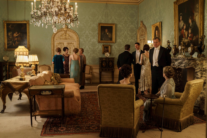 Inside-Downton-Abbey-drawing-room-set (700x466, 376Kb)
