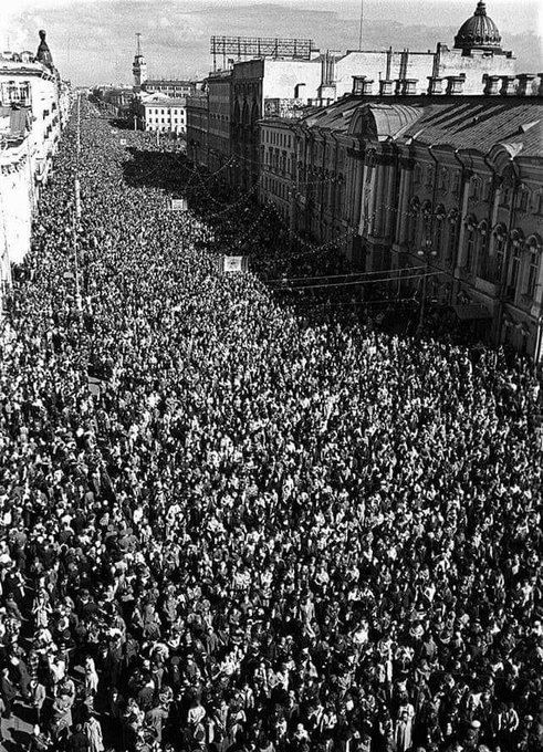 9 мая 1975 года. Ветераны идут по Невскому проспекту в тридцатилетнюю годовщину окончания войны. (491x680, 129Kb)