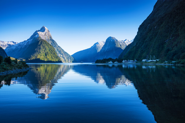 milford-sound-fiordland-national-park-south-island-new-zealand-with-a-reflection-of-mit_52758-11 (626x417, 199Kb)
