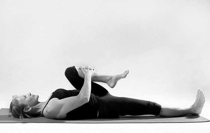 Какие упражнения йоги помогают при радикулите и болях в спине