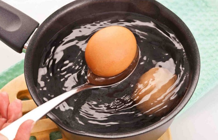 При варке яиц добавьте в воду белый уксус