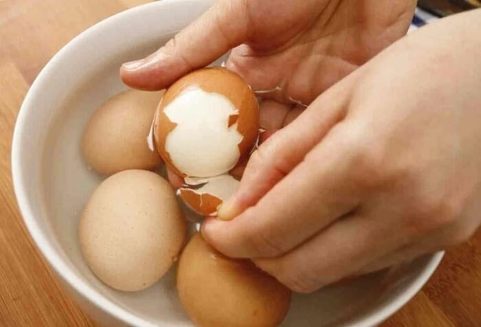 При варке яиц добавьте в воду белый уксус