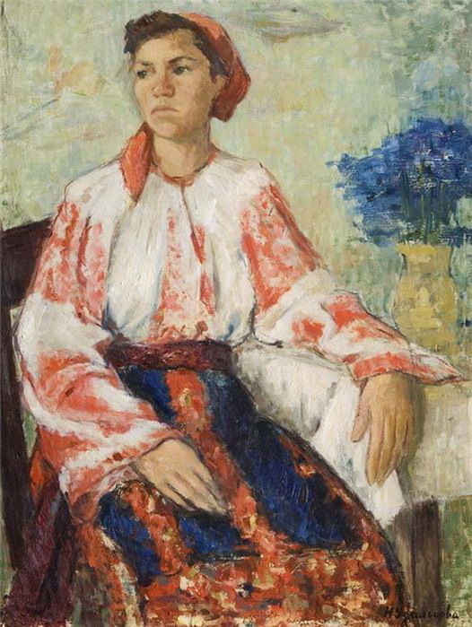 Молодая ++ женщина в национальном костюме. (Аукцион) (526x700, 126Kb)