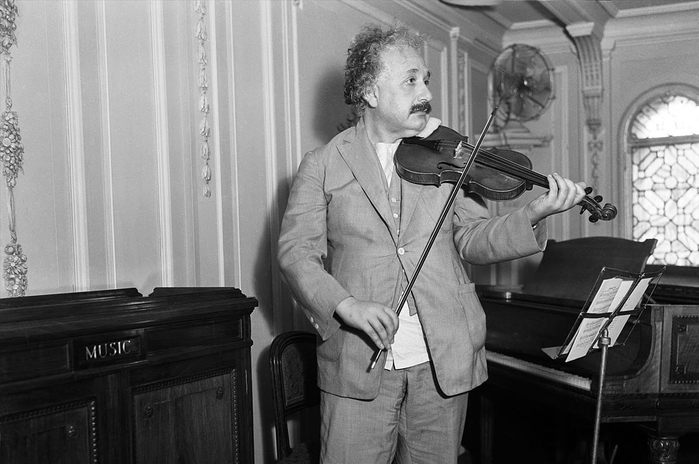 Albert-Einstein 3 (700x464, 192Kb)