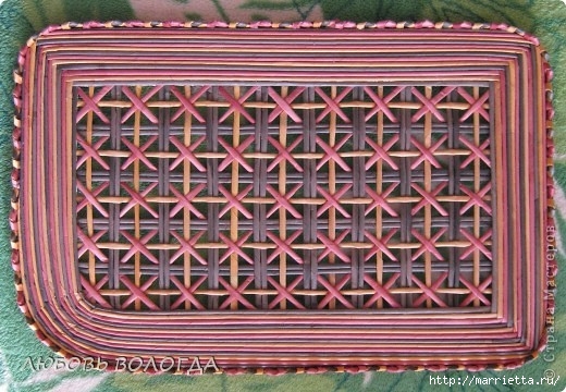 Плетение из газет. Мастер-класс на крышку с цветным узором из трубочек (1) (520x360, 174Kb)