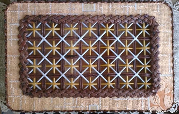 Плетение из газет. Мастер-класс на крышку с цветным узором из трубочек (21) (700x448, 333Kb)