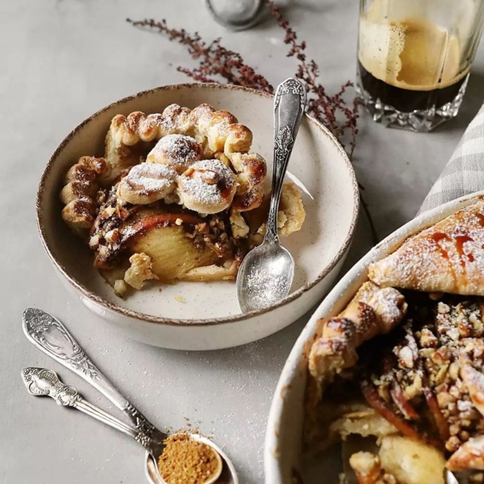 Яблочный пирог с грецкими орехами и медом
