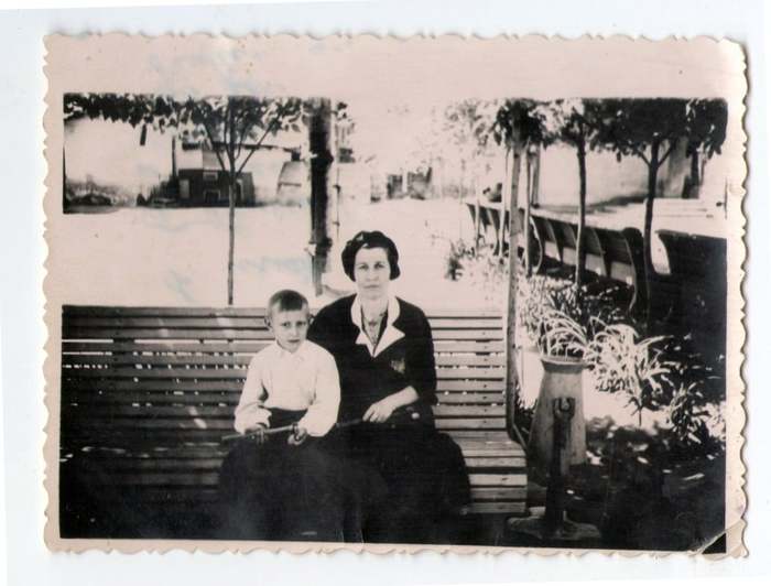 4474615_3_Nina_Nikolaevna_Nehorosheva_vo_dvore_pyblichnoi_biblioteki_im__Navoi (700x532, 40Kb)
