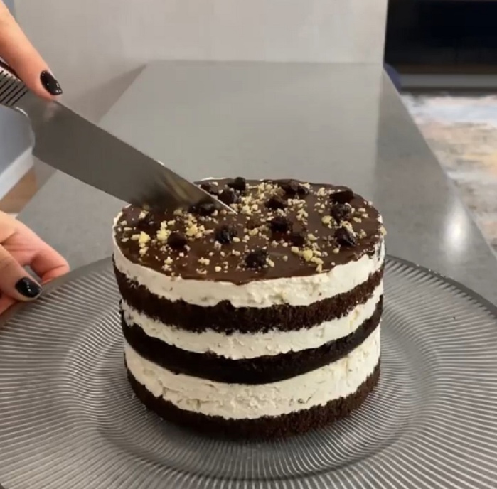 Шоколадный торт с черносливом и сметанным кремом