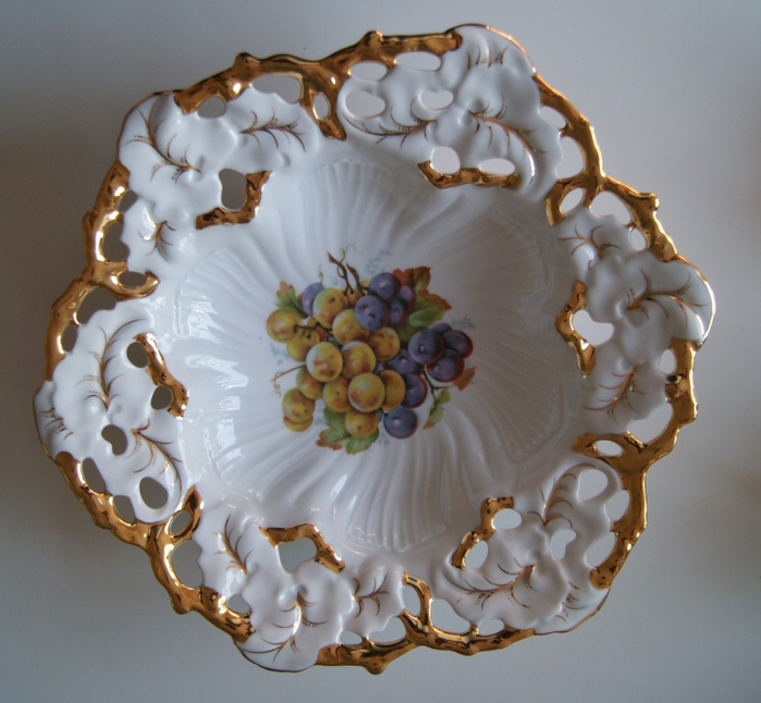 Waldenburg-Altwasser-dish-with-grapes-and-gold-decor-1 (700x646, 387Kb)