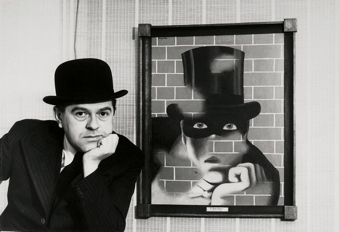 1938 .    () Magritte poses with his alter ego Fantomas, London Gallery (700x478, 88Kb)