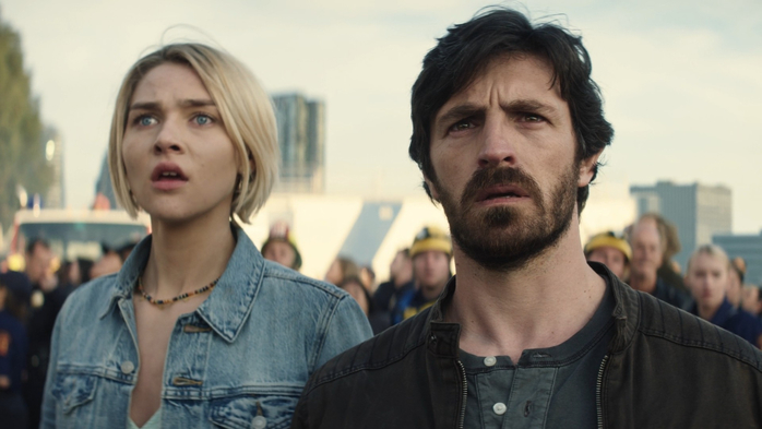 Zyra-Gorecki-and-Eoin-Macken-in-La-Brea-2021-S1-E1 (700x393, 223Kb)