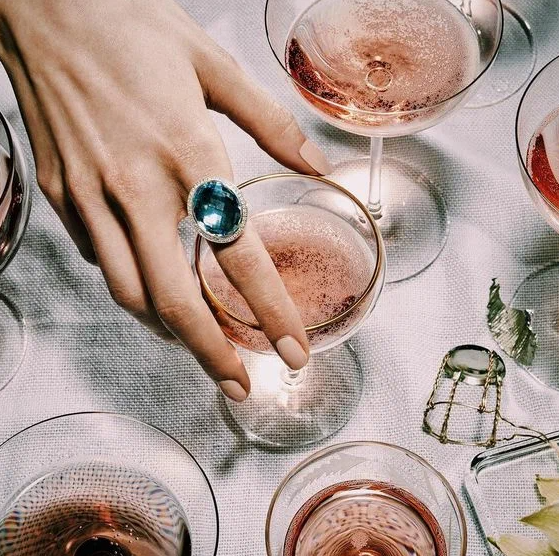 Чем может быть полезно шампанское: 10 неожиданных фактов о волшебных пузырьках