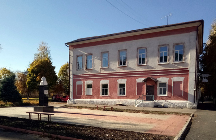 0 0 Бюст А.А. Фета около здания Художественной школы (700x452, 332Kb)