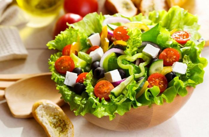salad_greek_vegetables_cucumbers_peppers_tomatoes_leaves_olives_cheese_food_plate_bread_loaf_butter-e1448156405147-800x525 (700x459, 58Kb)