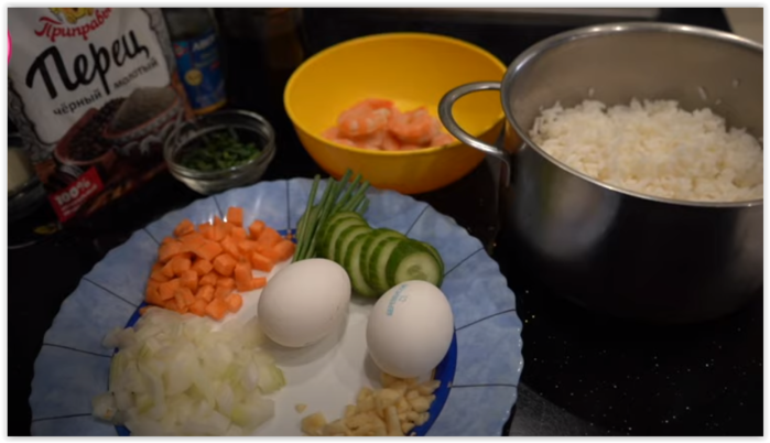 Жареный рис с креветками по-тайски (с яйцами)