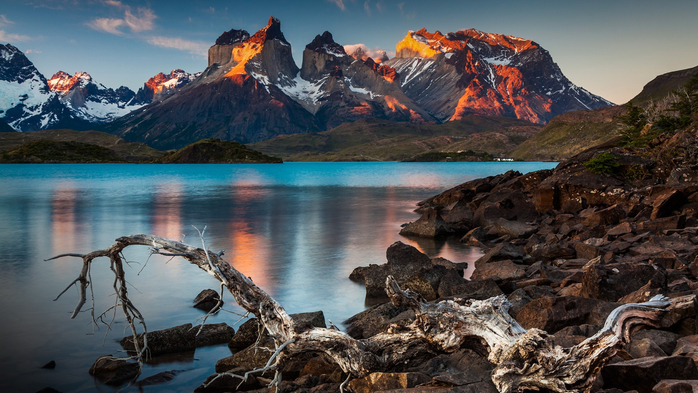 Lake Lago Pehoe and Cuernos del Paine, sunset in Torres del Paine National Park, Chile (700x393, 376Kb)