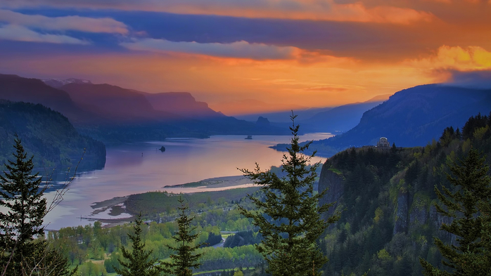 Sunrise over Vista House on Crown Point at Columbia River Gorge, Oregon, USA (700x393, 282Kb)