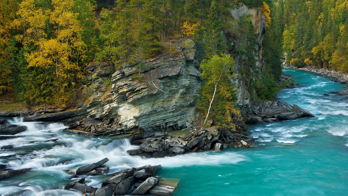 The Fraser River cascades over RearGuard Falls near Mount Robson, British Columbia, Canada (700x393, 449Kb)