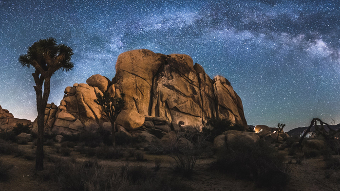 The Milky Way Arch above Old Woman Rock in Joshua Tree National Park, California, USA (700x393, 336Kb)