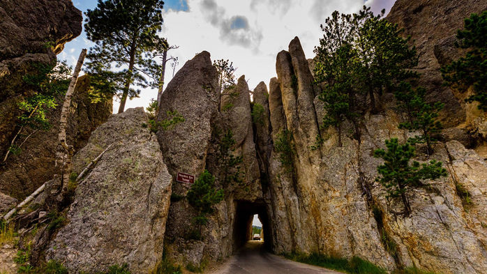The Needles Eye Tunnel in Black Hills mountains, Highway 87, South Dakota, USA (700x393, 432Kb)