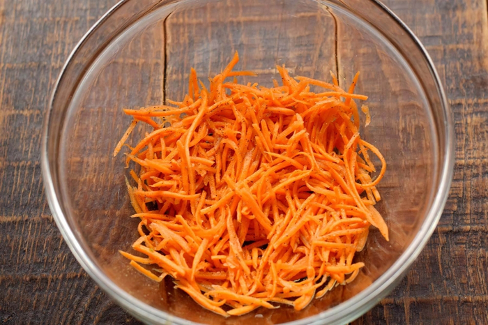 салат с крабов,ми палочками и морковью по-корейски - вкусное пикантное блюдо 2 (700x466, 432Kb)