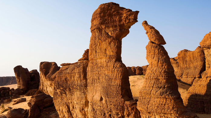 Dunes and sandstone monoliths, Archei sector, Ennedi massif, Southern Sahara desert, Chad (700x393, 364Kb)