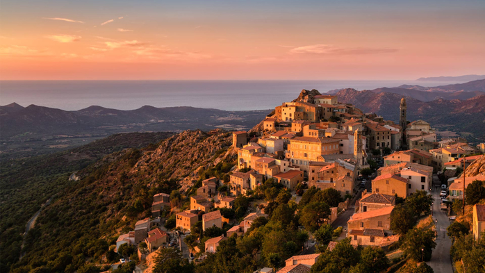 Evening sun on the perched village of Speloncato in Corsica (700x393, 344Kb)