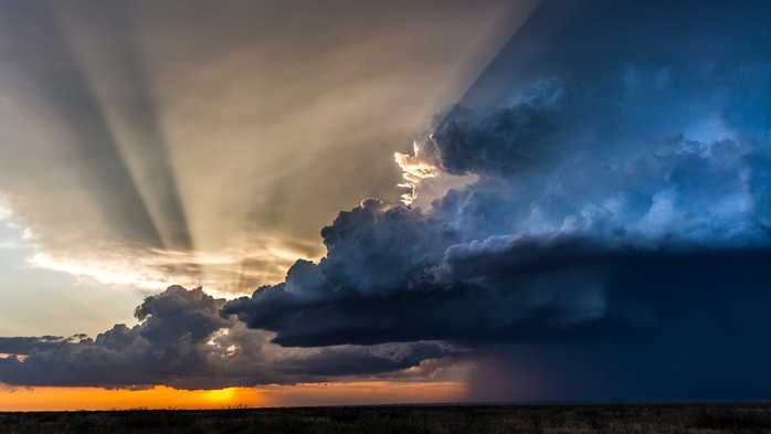 Extreme weather at sunset with rays of light over storm clouds, Carlsbad, New Mexico, USA (700x393, 206Kb)