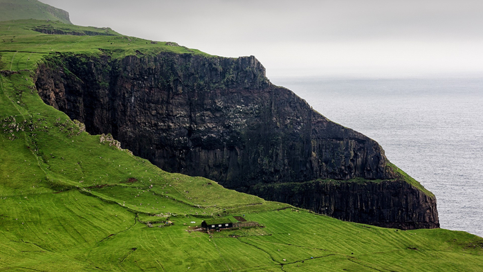 Farmhouse in dramatic surroundings on Faroe Islands, Denmark (700x393, 318Kb)