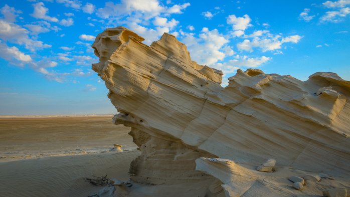Fossil rocks in the mid of desert near Abu Dhabi, UAE (700x393, 371Kb)