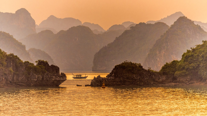 Ha Long Bay at sunset, Quảng Ninh province, Vietnam (700x393, 321Kb)