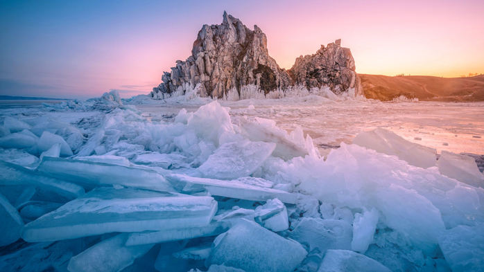 Landscape of Shamanka rock at sunrise, Lake Baikal, Siberia, Russia (700x393, 287Kb)