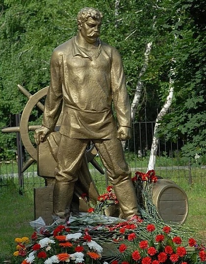 Monument-na-mogile-P.-Luspekaeva (420x538, 281Kb)