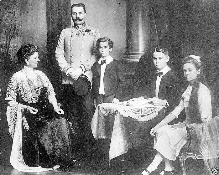 австрия Австрийский эрцгерцог Франц Фердинанд, его жена София и их дети (700x559, 328Kb)