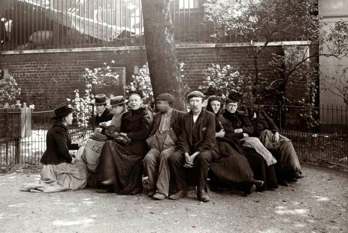 англия Бездомные мужчины и женщины в церковном дворе, 1900 год (700x469, 311Kb)