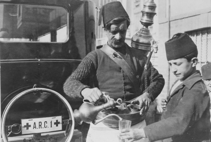 турция Торговля лимонадом и водой в Константинополе – процветающий бизнес из-за дефицита чистой питьевой воды, Турция, 1920 (700x471, 186Kb)