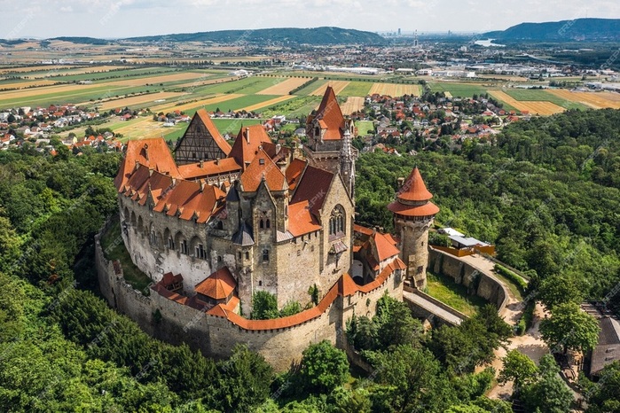 juli-2019-luftaufnahme-der-burg-kreuzenstein_249973-225 (900x666, 195Kb)