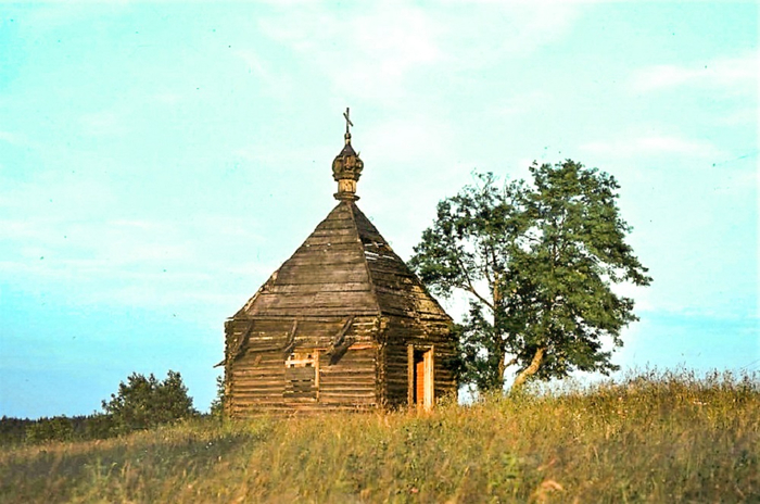 Егорье. Часовня, к. ХIХ-н. ХХ вв. (в 2000-х гг. рухнул шатёр) (700x464, 341Kb)